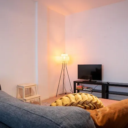 Urban Arctic Elegance: 2-room Stylish Getaway *
