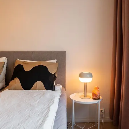 Urban Arctic Elegance: 2-room Stylish Getaway アパート *